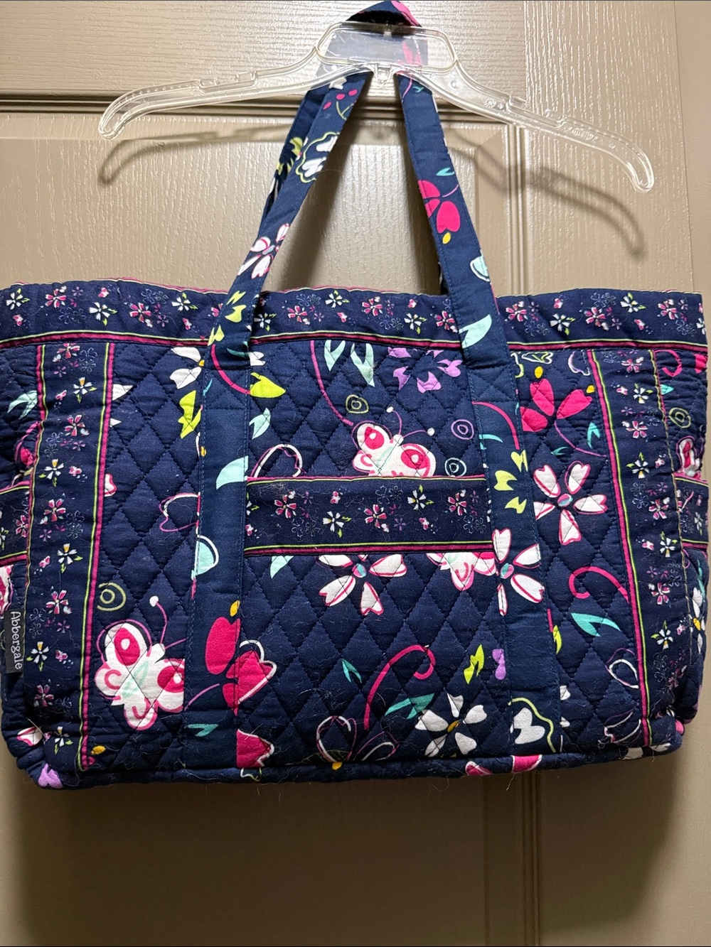 Navy Quilted Floral & Butterfly Tote
6 inner pockets
1 outer pocket